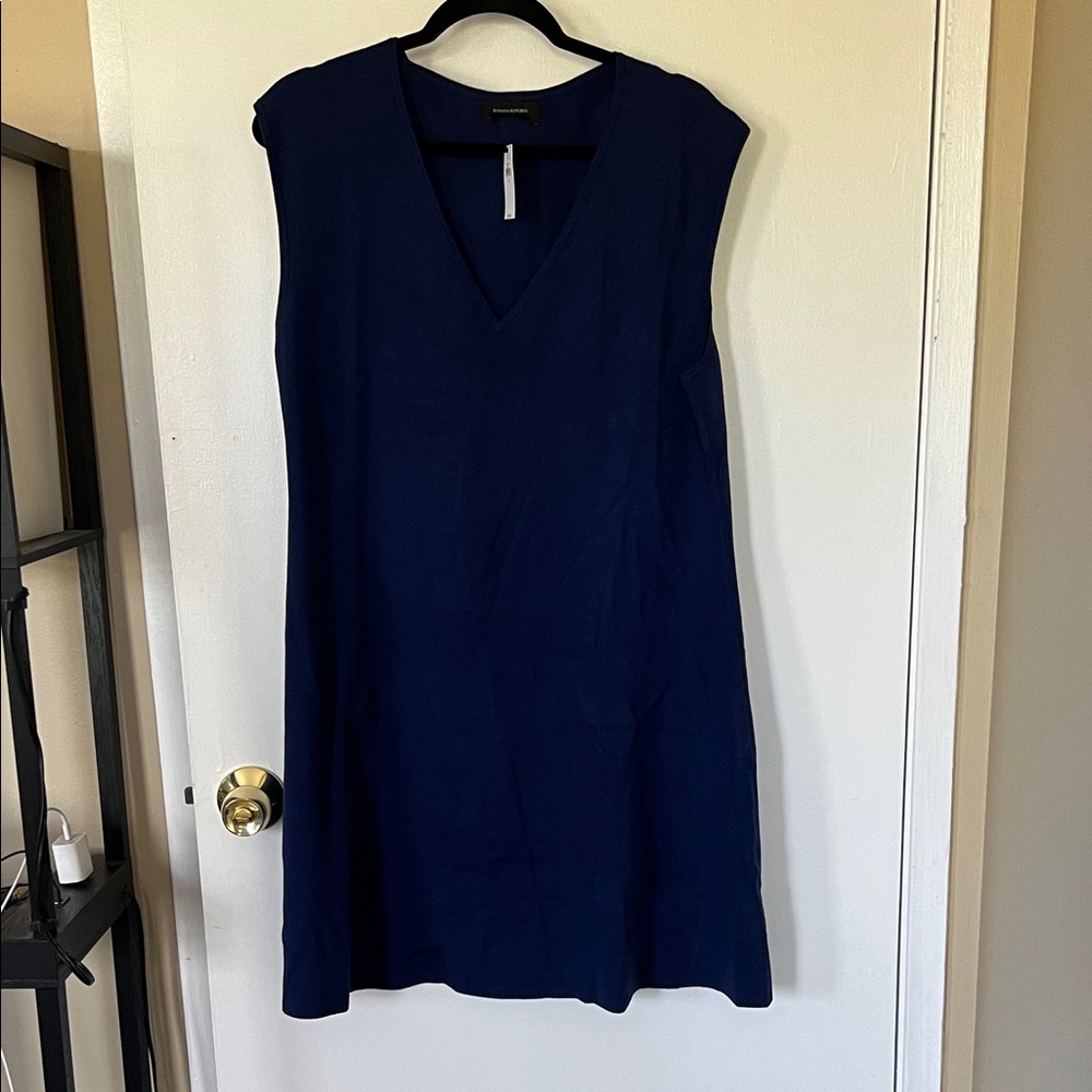 Banana Republic Sleeveless V-Neck Shift Dress in Navy